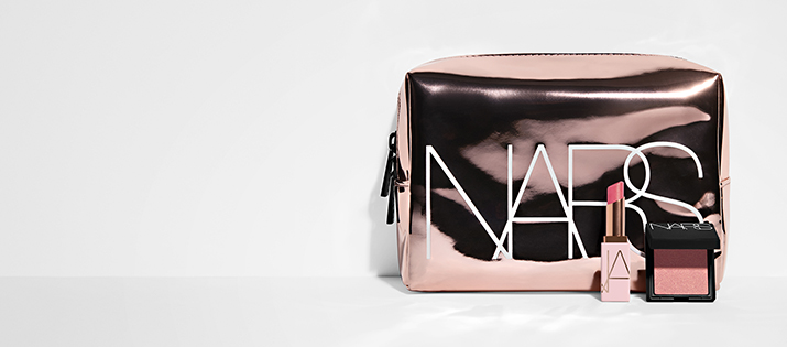 Ricevi in OMAGGIO* i Mini Afterglow Sensual Shine Lipstick e Mini Orgasm Rush blush con ordini da 65€, più un'esclusiva pochette con acquisti da 75€.