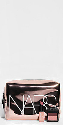 Ricevi in OMAGGIO* i Mini Afterglow Sensual Shine Lipstick e Mini Orgasm Rush blush con ordini da 65€, più un'esclusiva pochette con acquisti da 75€.