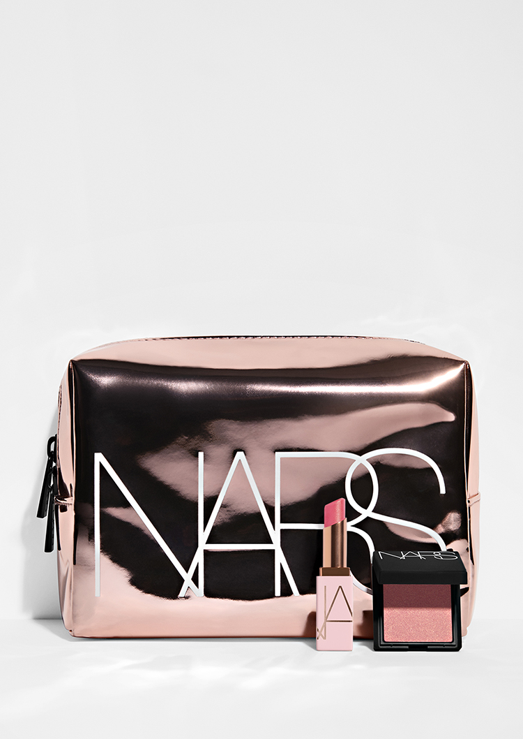 Ricevi in OMAGGIO* i Mini Afterglow Sensual Shine Lipstick e Mini Orgasm Rush blush con ordini da 65€, più un'esclusiva pochette con acquisti da 75€.