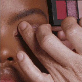 Applica LIGHTS OUT su tutte le palpebre per una base scintillante.