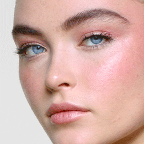Stendilo sotto il blush per creare una maggiore luminosità e intensità.