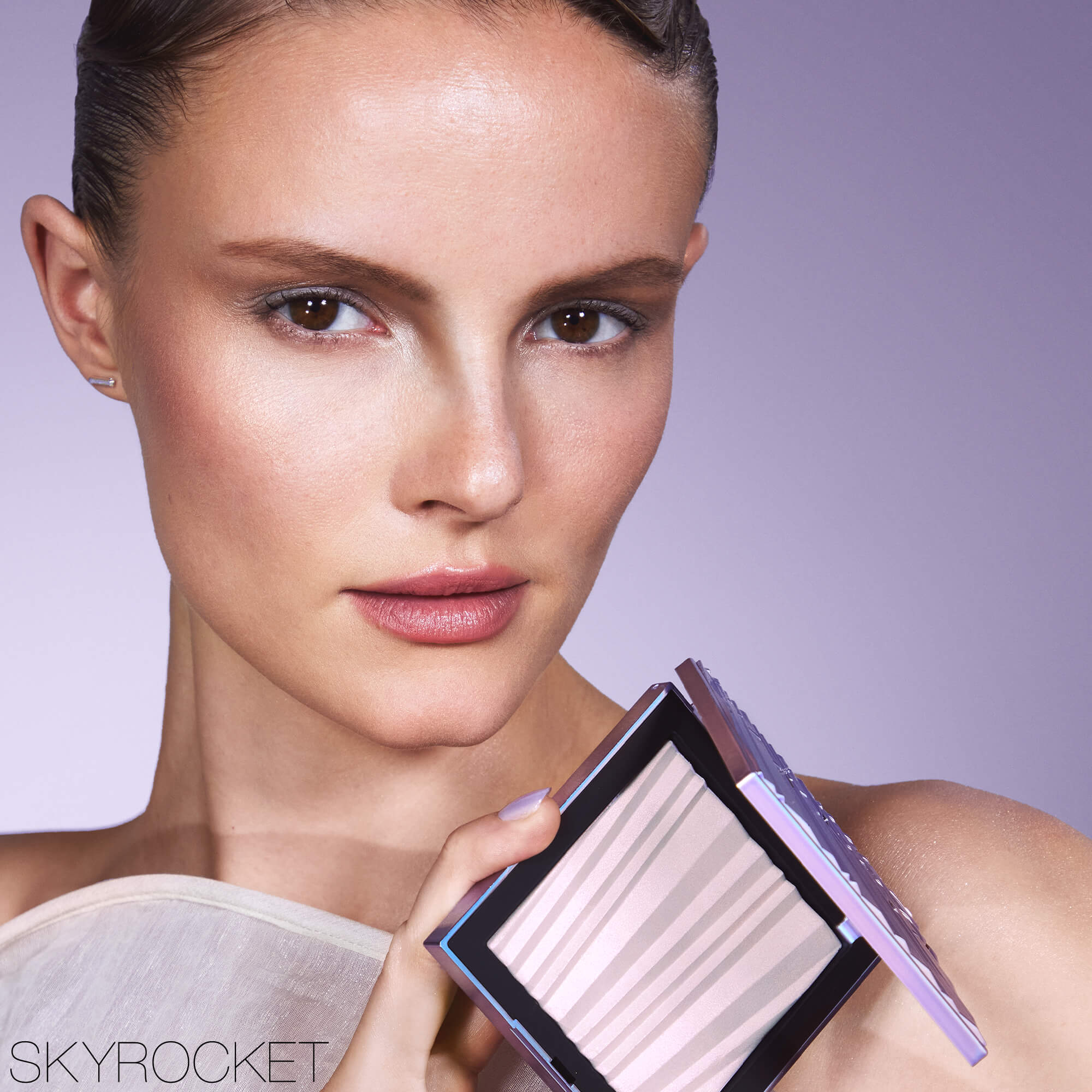 AURA ILLUMINATING FACE & BODY POWDER